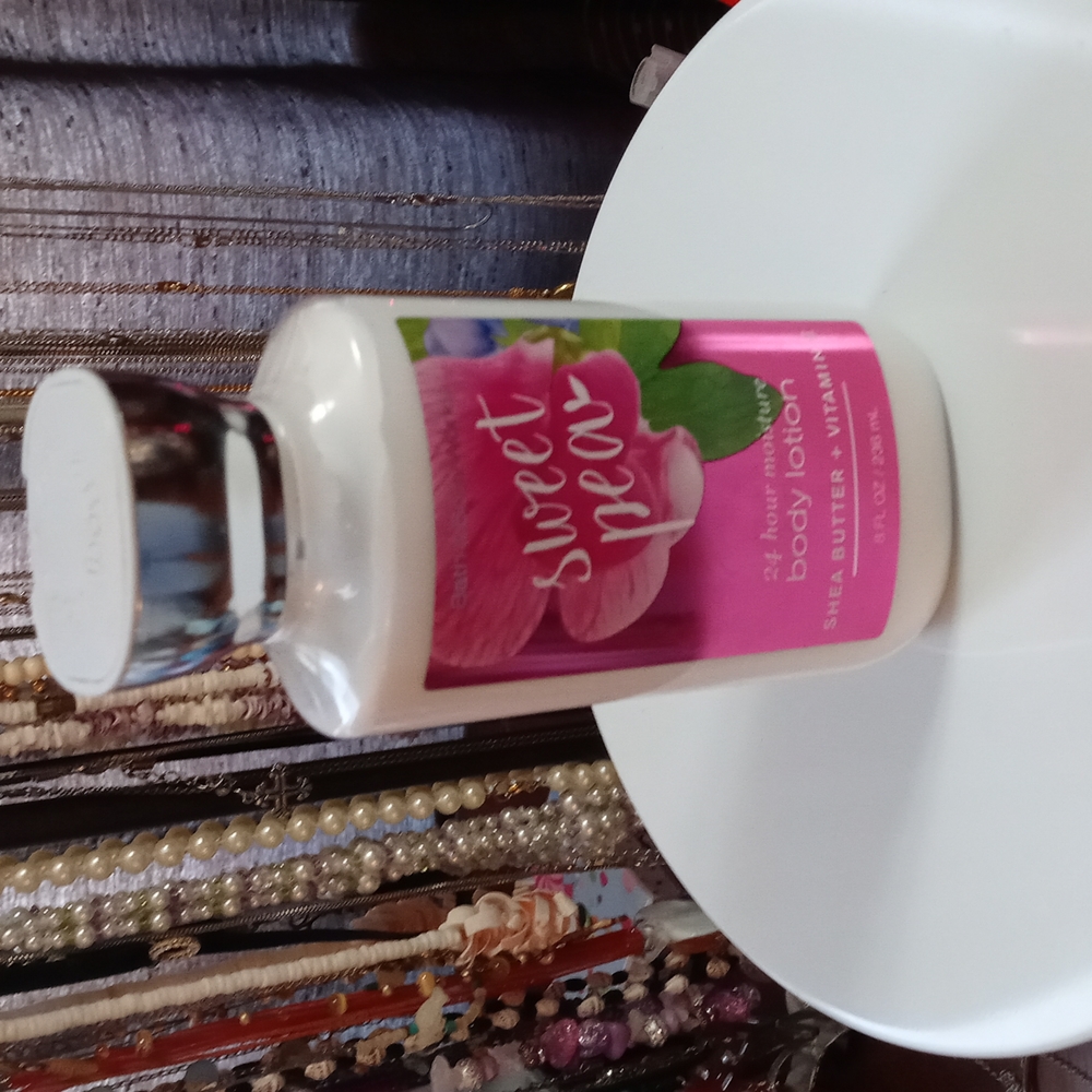 Bath and Body Works Sweet Pea 24hour Lotion
